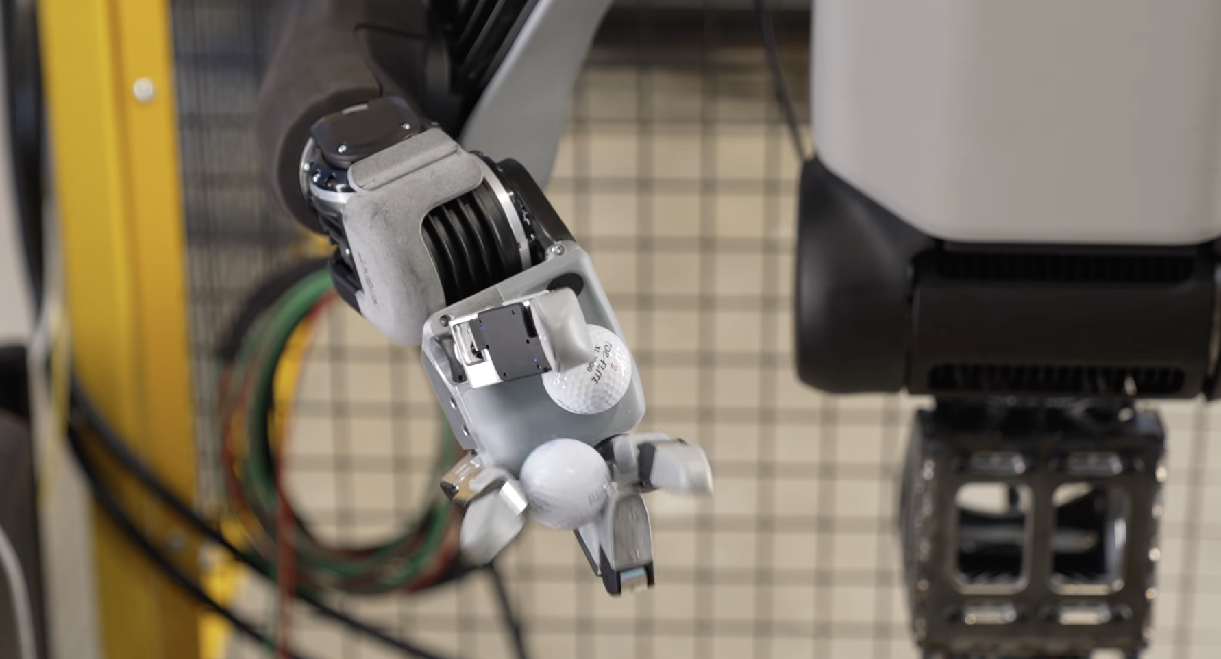 Boston Dynamics, agora sob o comando de Rohit Prasad, dá ao robô Atlas mãos com 13 graus de liberdade