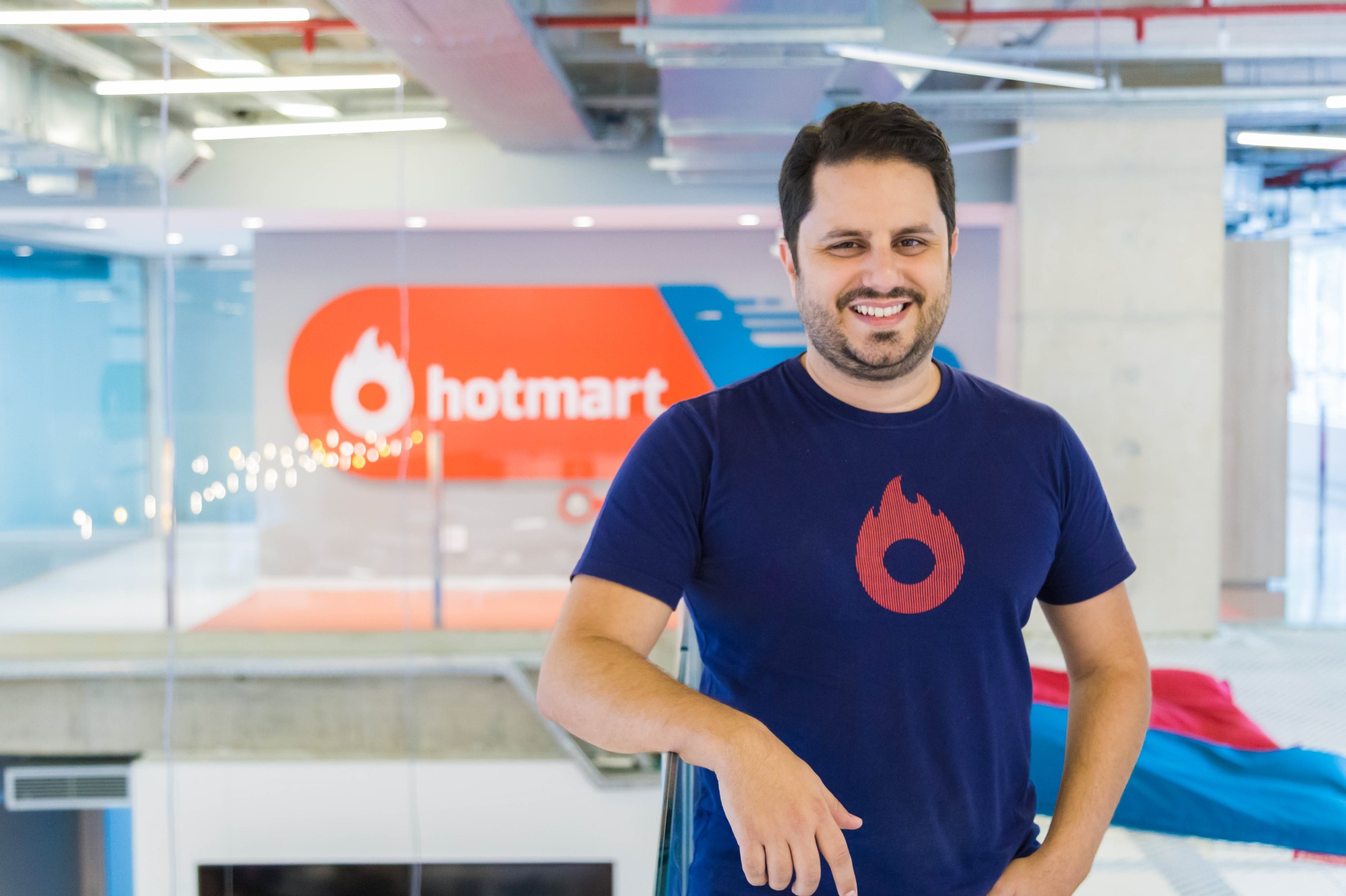 JP Resende começou com R$ 182 num mês. Hoje, quer dar uma equipe de IA aos criadores da Hotmart