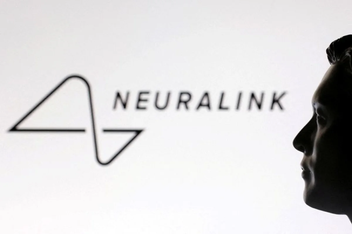 Neuralink, de Elon Musk, mostra participantes do teste do seu implante cerebral